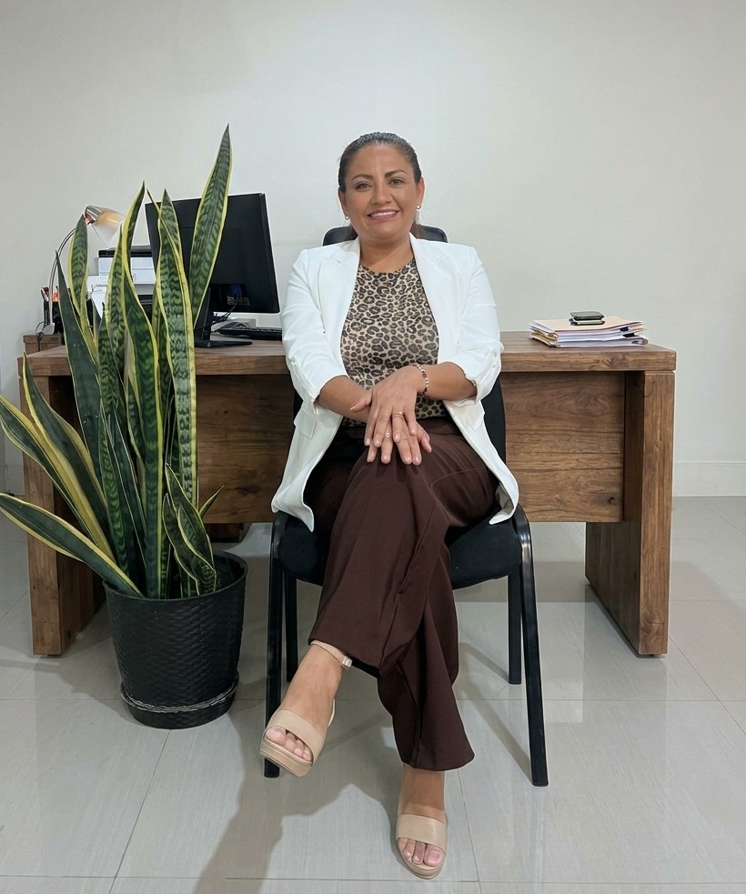 Dra. Zinthia Garay en su despacho