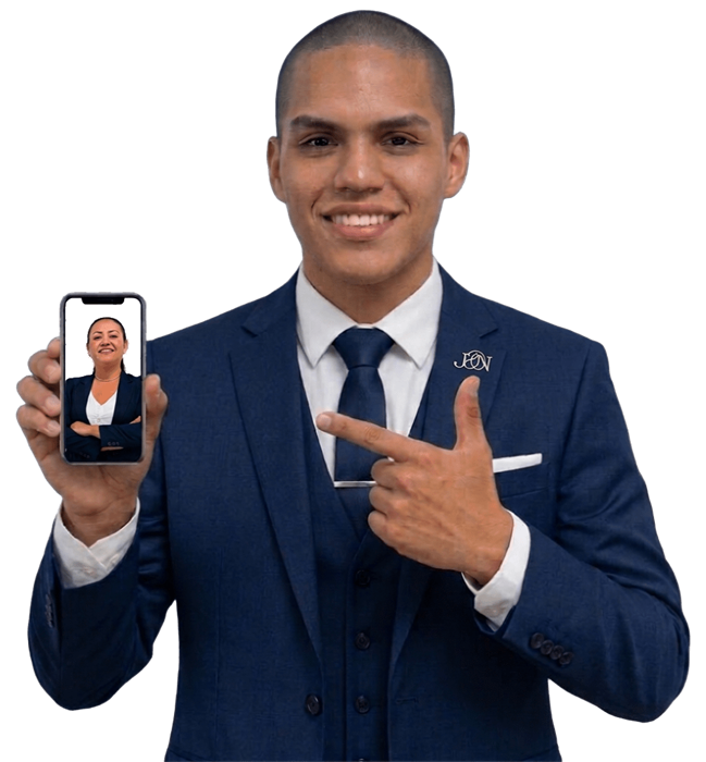 Asesor de J&N mostrando la asesoría legal por celular